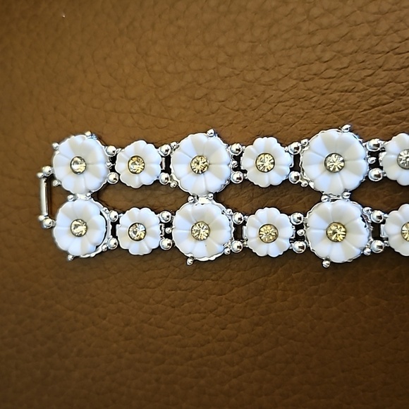 VTG KRAMER White Daisy Lucite Rhinestone Bridal Bracelet - Picture 5 of 10